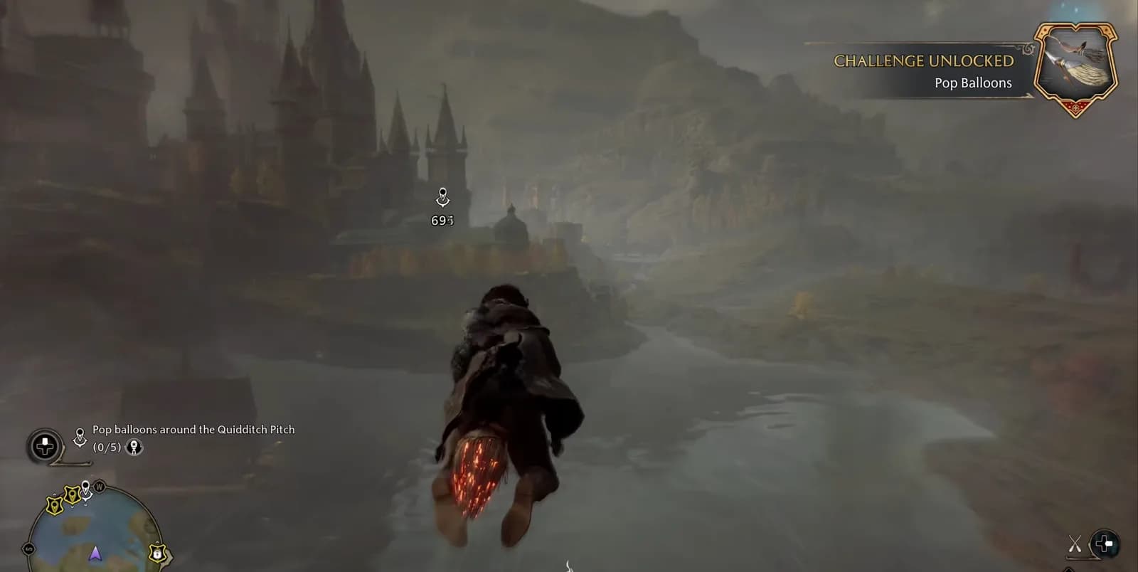 Bay chổi trong Hogwarts Legacy chơi qua mạng di động trên điện thoại